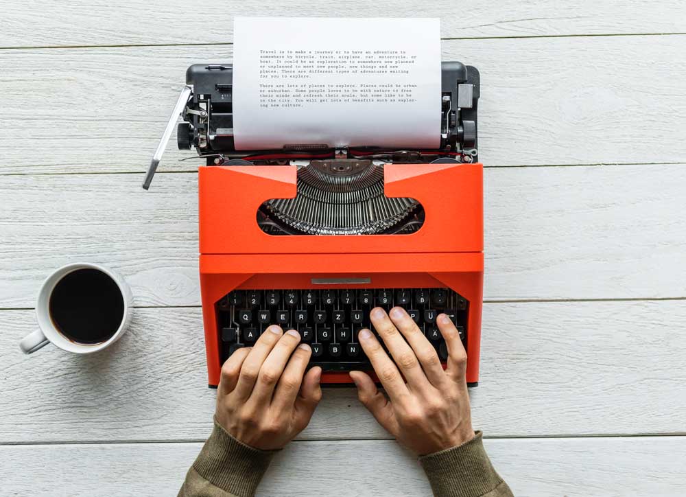 vista aerea hombre escribiendo maquina escribir retro