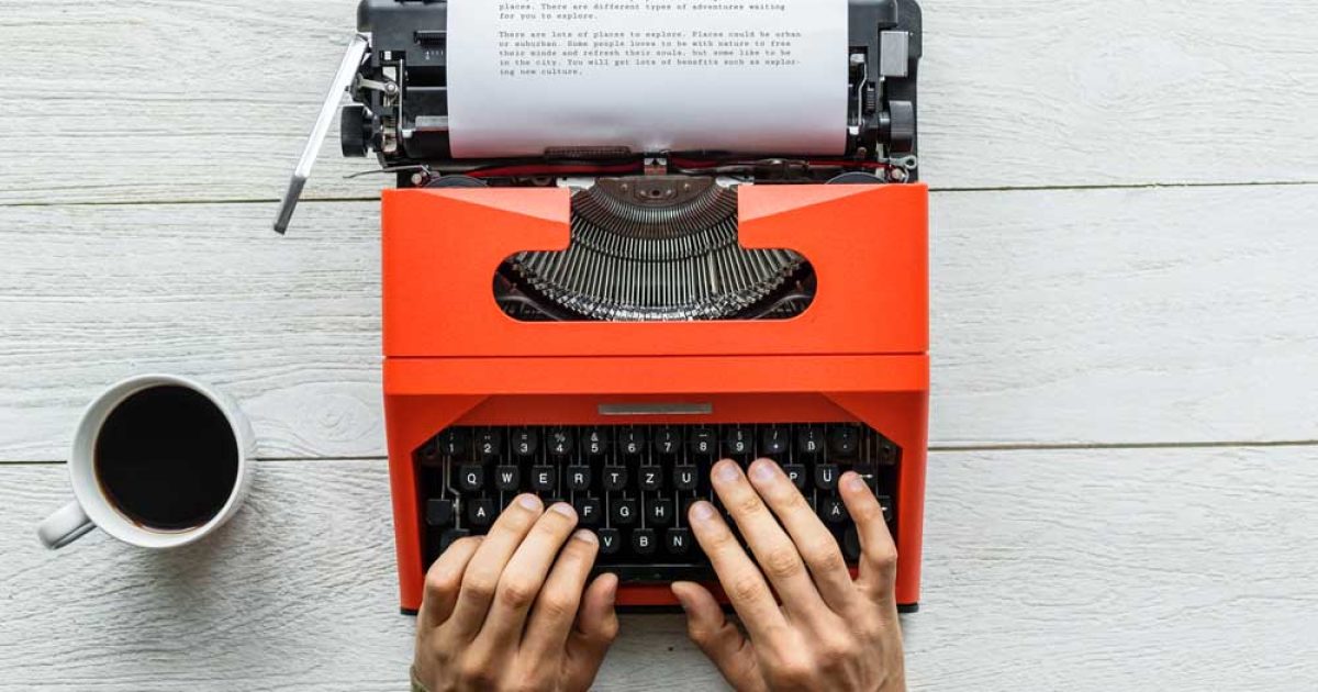 vista-aerea-hombre-escribiendo-maquina-escribir-retro